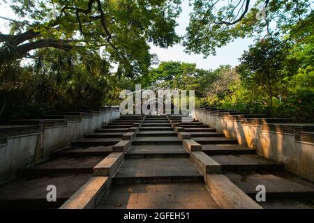 Vista del parco di Kowloon con passeggiata nella scultura a Hong Kong Foto Stock