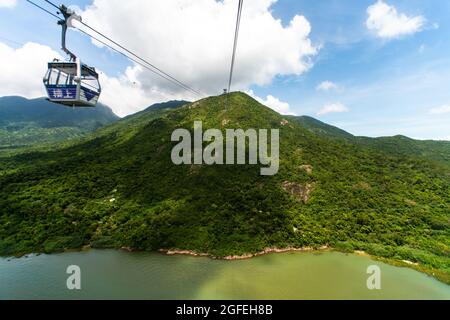 Funivia che si sposta verso l'isola di Lantau Foto Stock