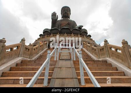 Vista della statua del Buddha di Tian Tan al Monastero di po Lin Foto Stock