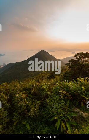 Vista della montagna con il mare sullo sfondo, Hong Kong Foto Stock