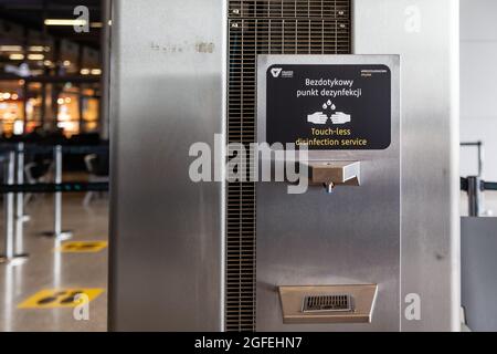 Cracovia, Polonia. 01 luglio 2021. Servizio di disinfezione touch-less nel terminal principale. L'Aeroporto Internazionale John Paul II di Cracovia e' un aeroporto internazionale situato vicino Cracovia, nel villaggio di Balice. È il secondo aeroporto più trafficato del paese in termini di volume di passeggeri serviti annualmente. Credit: SOPA Images Limited/Alamy Live News Foto Stock