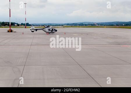 Cracovia, Polonia. 01 luglio 2021. Elicottero visto nell'area di atterraggio. L'Aeroporto Internazionale Giovanni Paolo II di Cracovia e' un aeroporto internazionale situato vicino a Cracovia, nel villaggio di Balice. È il secondo aeroporto più trafficato del paese in termini di volume di passeggeri serviti annualmente. Credit: SOPA Images Limited/Alamy Live News Foto Stock