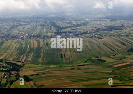 Cracovia, Polonia. 01 luglio 2021. Campi e croplands vicino a Cracovia visto dall'aereo. L'Aeroporto Internazionale di Cracovia Giovanni Paolo II è un aeroporto internazionale situato vicino a Cracovia, nel villaggio di Balice. È il secondo aeroporto più trafficato del paese in termini di volume di passeggeri serviti annualmente. Credit: SOPA Images Limited/Alamy Live News Foto Stock