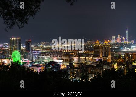 Vista di Taipei 101 e Taipei Nan Shan Plaza con edifici moderni in Taiwan Foto Stock