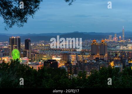 Vista di Taipei 101 e Taipei Nan Shan Plaza con edifici moderni in Taiwan Foto Stock