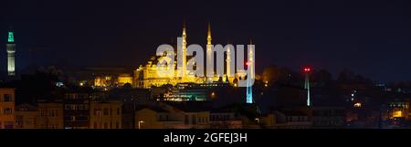 La Moschea di Suleymaniye vista notturna, il più grande della città, Istanbul, Turchia Foto Stock