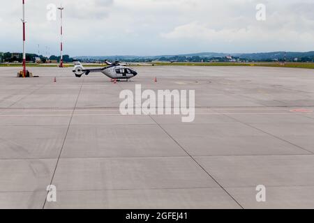 Cracovia, Polonia. 01 luglio 2021. Elicottero visto nell'area di atterraggio. L'Aeroporto Internazionale Giovanni Paolo II di Cracovia e' un aeroporto internazionale situato vicino a Cracovia, nel villaggio di Balice. È il secondo aeroporto più trafficato del paese in termini di volume di passeggeri serviti annualmente. (Foto di Filip Radwanski/SOPA Images/Sipa USA) Credit: Sipa USA/Alamy Live News Foto Stock