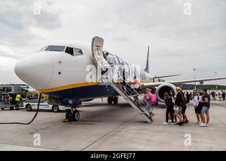 Cracovia, Polonia. 01 luglio 2021. I passeggeri hanno visto salire a bordo dell'Airbus Ryanair Airlines A320 nell'area di atterraggio. L'Aeroporto Internazionale John Paul II di Cracovia è un aeroporto internazionale situato vicino a Cracovia, nel villaggio di Balice. È il secondo aeroporto più trafficato del paese in termini di volume di passeggeri serviti annualmente. (Foto di Filip Radwanski/SOPA Images/Sipa USA) Credit: Sipa USA/Alamy Live News Foto Stock