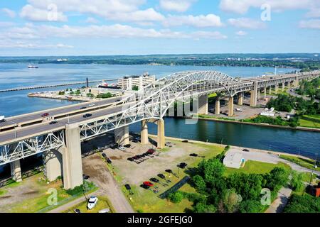 Un'antenna della Burlington Skyway con traffico Foto Stock