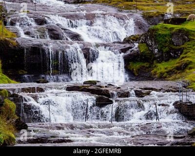 Primo piano per la cascata dopo una giornata di pioggia sulle Isole Faroe, Danimarca. Europa settentrionale. Foto Stock