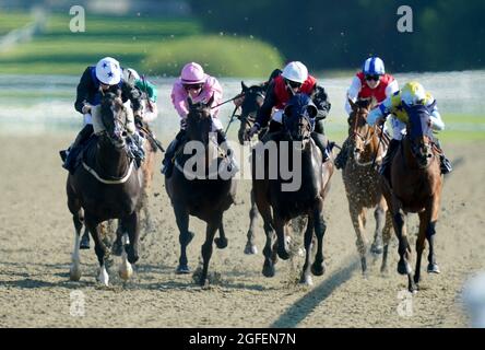 La perfetta sinfonia di Thomas Greatrex (a sinistra) vince la Racing League su Sky Sports Racing handicap all'ippodromo di Lingfield Park. Data foto: Mercoledì 25 agosto 2021. Vedi la storia della Pennsylvania RACING Lingfield. Il credito fotografico dovrebbe essere: Adam Davy/PA filo. RESTRIZIONI: L'uso è soggetto a restrizioni. Solo per uso editoriale, nessun uso commerciale senza previo consenso da parte del titolare dei diritti. Foto Stock