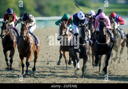 La perfetta sinfonia di Thomas Greatrex (al centro a destra) vince la Racing League su Sky Sports Racing handicap all'ippodromo di Lingfield Park. Data foto: Mercoledì 25 agosto 2021. Vedi la storia della Pennsylvania RACING Lingfield. Il credito fotografico dovrebbe essere: Adam Davy/PA filo. RESTRIZIONI: L'uso è soggetto a restrizioni. Solo per uso editoriale, nessun uso commerciale senza previo consenso da parte del titolare dei diritti. Foto Stock