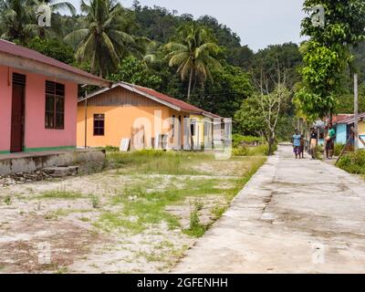 Kensi, Arguni, Indonesia - 01 febbraio 2018: Case colorate in legno in un piccolo villaggio nella foresta tropicale indonesiana. Bird's Head Peninsula, ovest Foto Stock