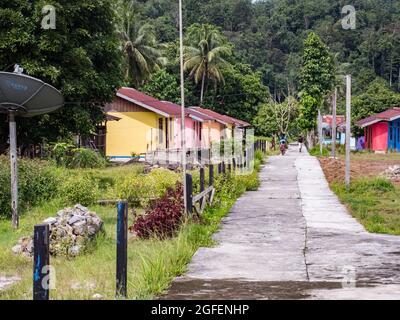 Kensi, Arguni, Indonesia - 01 febbraio 2018: Case colorate in legno in un piccolo villaggio nella foresta tropicale indonesiana. Bird's Head Peninsula, ovest Foto Stock