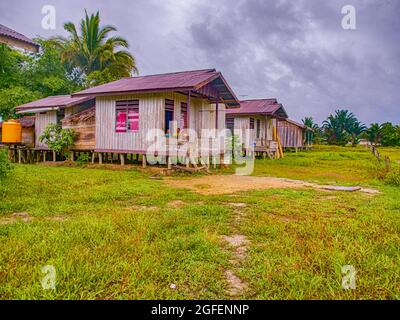 Mabul, Papua Occidentale, Indonesia - Gennaio 2015: Case di legno su palafitte in un piccolo villaggio costruito dal governo indonesiano per il popolo Korowai. Asia Foto Stock