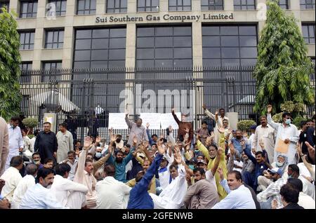 I dipendenti licenziati della sui Southern gas Company (SSGC) stanno tenendo una manifestazione di protesta contro l'amministrazione, al di fuori dell'ufficio SSGC a Karachi mercoledì 25 agosto 2021.
