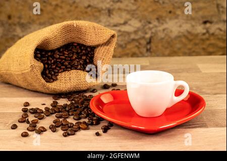 composizione del caffè con grani e tazze su superficie di legno Foto Stock