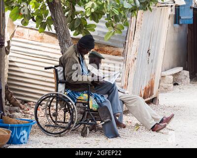 Joal-Fadiouth, Senegal - Jan, 2019: Uomini sulla strada dell'isola di Seashell. Comune e comune della Regione Thiès, Petite Côte del Senegal. Africa. Foto Stock