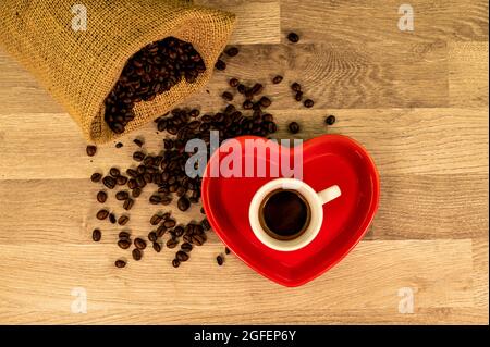 composizione del caffè con grani e tazze su superficie di legno Foto Stock