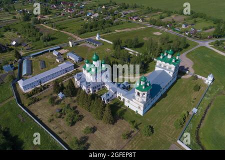 Sopra i templi del monastero Nikolo-Vyazhischsky in un giorno di giugno. Vyazhischi. Regione di Novgorod, Russia Foto Stock