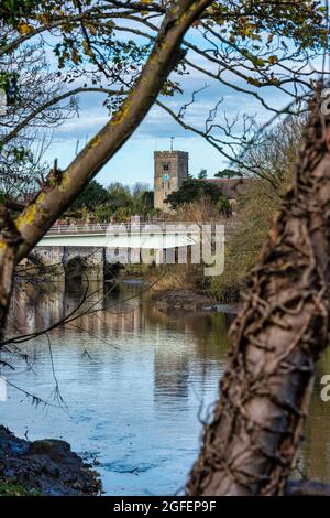 Chiesa di San Pietro e San Paolo e il fiume Medway ad Aylesford vicino Maidstone, Kent, Inghilterra Foto Stock