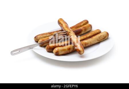 Salsicce di maiale tedesche grigliate su un piatto bianco isolato su bianco Foto Stock