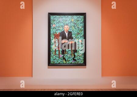 Come parte del 'Five-City National Tour' dello Smithsonian, il ritratto del presidente Barack Obama, dipinto da Kehinde Wiley, è in mostra al Brooklyn Museum di Brooklyn, NY, da agosto 27 a ottobre 24, 2021. (Foto di Gabriele Holtermann/Sipa USA) Credit: Sipa USA/Alamy Live News Foto Stock