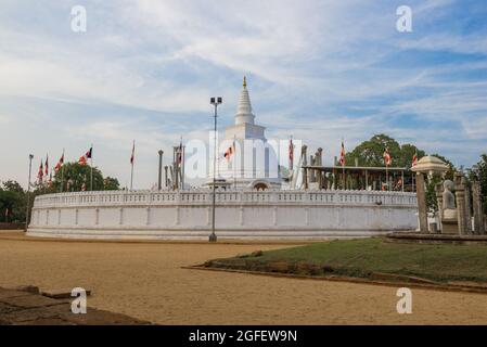 Vista dell'antico tempio buddista Thuparama Dagoba in una serata di sole. Anuradhapura, Sri Lanka Foto Stock