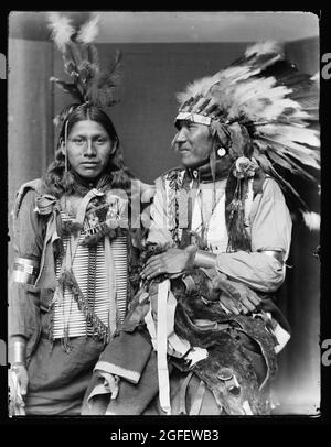 Santo fra- sinistra e Big Turnips, nativi americani / indiani americani. Probabilmente membri del Buffalo Bill's Wild West Show. C 1900. Foto Stock