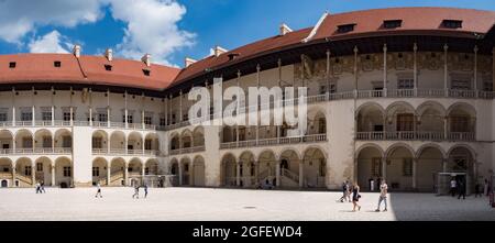 Cracovia, Polonia - 2 giugno 2019: Panorama del Castello di Wawel, Castello reale di Cracovia, Polonia. Vista sul cortile interno del castello. Cracovia Foto Stock