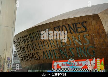 Il Wales Millennium Centre, nella baia di Cardiff. Sede di varie organizzazioni artistiche, tra cui il Welsh National Opera. 'In queste pietre, Horizons Sing' Foto Stock