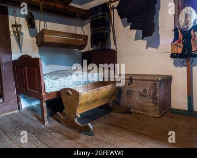 Zyndranowa, Polonia - 13 agosto 2017: Sala tipica con cucina a carbone in una casa di legno nel Museo della Cultura Lemko Foto Stock