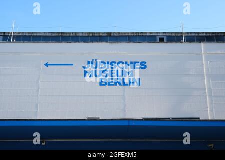 Berlino, Germania, 14 agosto 2021, cartello con la freccia verso il Museo Ebraico di Berlino Kreuzberg in bianco-blu Foto Stock