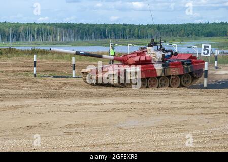 ALABINO, RUSSIA - 27 AGOSTO 2021: Tank T-72B3 la squadra militare russa sulla pista del biathlon. Giochi di guerra internazionale. Alabino campo di allenamento Foto Stock