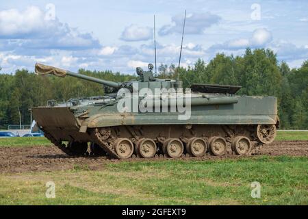 ALABINO, RUSSIA - 27 AGOSTO 2021: Primo piano della fanteria russa BMP-3. Alabino campo di addestramento, 'Army-2020' International Military Techn Foto Stock