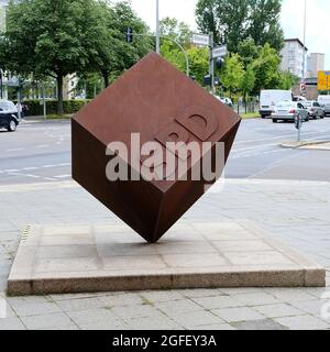 Berlino, Germania, 10 agosto 2021, SPD cube come installazione di fronte alla sede del partito SPD. Foto Stock