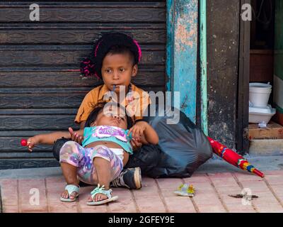 Amazzonia. America Latina - Sep 2017: Ritratto di un fratello e di una sorella, un abitante locale della foresta pluviale amazzonica. Tabatinga, Brasile Foto Stock