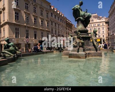 Vienna, Austria - Maggio, 2017. Fontana di Donnerbrunnen (Providentiabrunnen) sulla piazza Neuer Markt (Piazza del mercato nuovo) nella città di Vienna, Austria Foto Stock