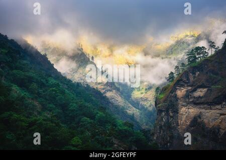 Montagne in nubi basse in serata nuvolosa in Nepal Foto Stock