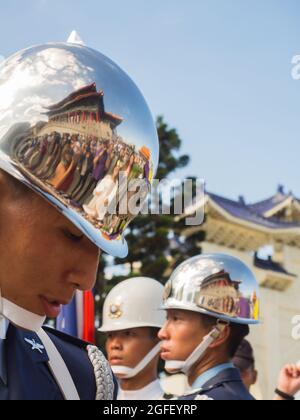 2 Taipei, Taiwan - 02 Ottobre, 2016: Soldato indossando il casco brillante con una riflessione dell'edificio del Teatro Nazionale su di esso Foto Stock