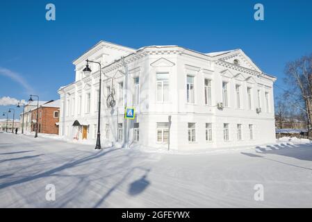 KARGOPOL, RUSSIA - 21 FEBBRAIO 2021: Un antico palazzo mercantile (1804) restaurato per l'ufficio di registro della città in un giorno di febbraio soleggiato Foto Stock