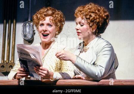 l-r: Suzanne Johnston (Dorabella), Renee Fleming (Fiordiligi) in COSI FAN TUTTE di Mozart al Glyndebourne Festival Opera, East Sussex, Inghilterra 03/05/1992 musica: Wolfgang Amadeus Mozart libretto: Lorenzo da Ponte Direttore: Bruno Weil design: Maria Bjornson illuminazione: Pat Collins regista originale: Trevor Nunn Foto Stock