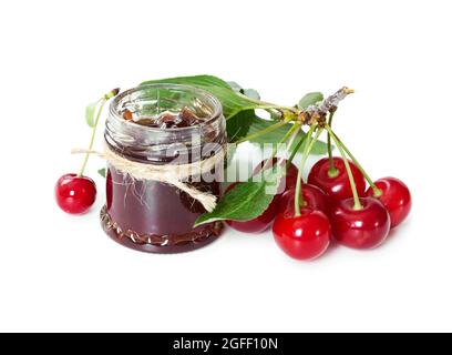 Confettura di ciliegie in vaso di vetro isolato su sfondo bianco. Foto Stock