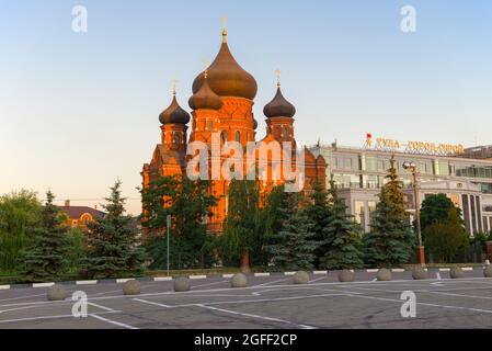 TULA, RUSSIA - 06 LUGLIO 2021: L'antica Cattedrale dell'Assunzione della Beata Vergine Maria alla luce del sole che tramonta la sera di luglio Foto Stock