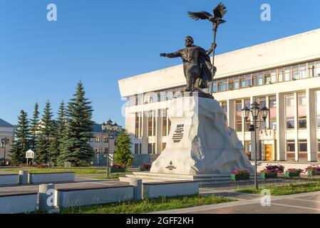 KALUGA, RUSSIA - 07 LUGLIO 2021: Monumento a Ivan III presso l'edificio dell'amministrazione regionale la mattina di luglio soleggiato Foto Stock