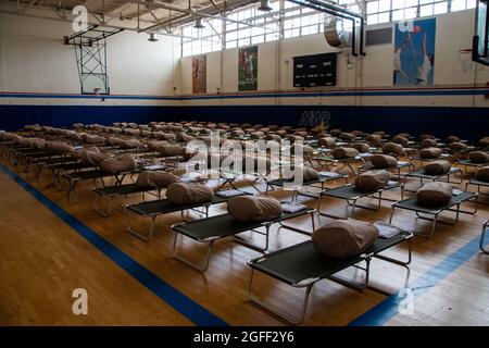 STAZIONE NAVALE ROTA, Spagna (24 agosto 2021) i Cots sono allestiti nel centro fitness della Stazione Navale (NAVSTA) Rota per ospitare gli evacuati dall'Afghanistan in anticipo del loro arrivo. NAVSTA Rota sta attualmente sostenendo la missione del Dipartimento della Difesa per facilitare la partenza e la delocalizzazione dei cittadini degli Stati Uniti, dei beneficiari di visti speciali per l'immigrazione e delle popolazioni afghane vulnerabili provenienti dall'Afghanistan. (STATI UNITI Foto Navy di Mass Communication Specialist 1a classe Nathan Carpenter) Foto Stock