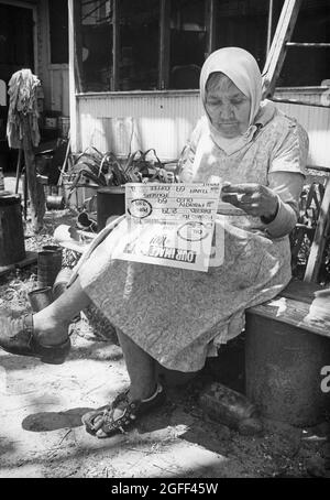 Calvert Texas USA, 1977: Foto caratteristica per il giornale sulla donna anziana, Elizabeth Meier di Calvert, Texas che è stato vedova anni prima e ha vissuto in una casa run-down in una piccola città del Texas nella contea di Grimes. ©Bob Daemmrich Foto Stock