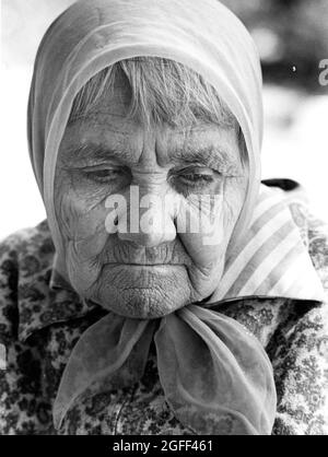 Calvert Texas USA, 1977: Foto caratteristica per il giornale sulla donna anziana, Elizabeth Meier di Calvert, Texas che è stato vedova anni prima e ha vissuto in una casa run-down in una piccola città del Texas nella contea di Grimes. ©Bob Daemmrich Foto Stock