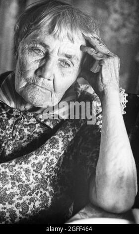 Calvert Texas USA, 1977: Foto caratteristica per il giornale sulla donna anziana, Elizabeth Meier di Calvert, Texas che è stato vedova anni prima e ha vissuto in una casa run-down in una piccola città del Texas nella contea di Grimes. ©Bob Daemmrich Foto Stock