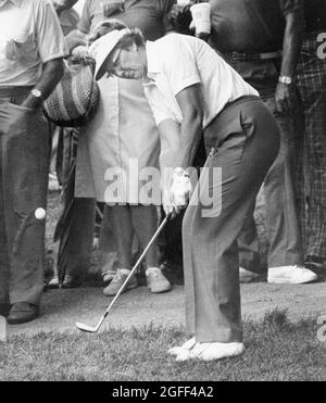 Austin Texas USA, circa 1988: Professionista di golfista femmina Mickey Wright in competizione in un torneo per golfisti senior. ©Bob Daemmrich Foto Stock